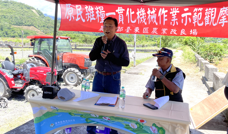 陳信言場長主持「原民雜糧一貫化機械作業示範觀摩會」