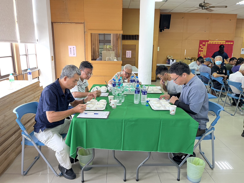 評審委員細心品評參賽稻米品質 評審委員細心品評參賽稻米品質