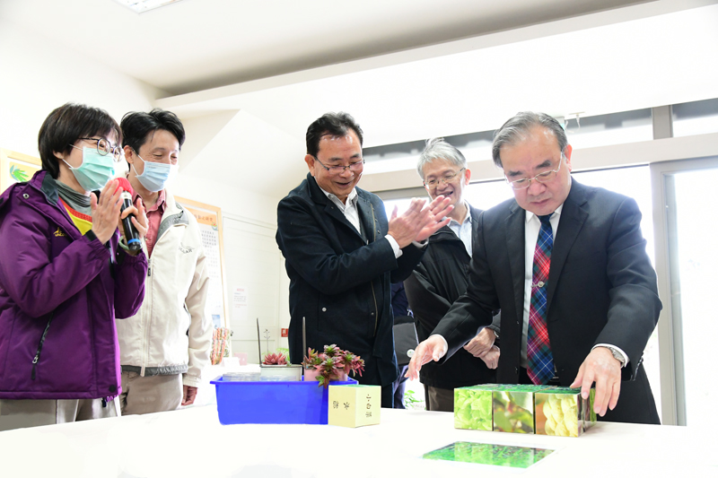 吳菁菁副研究員進行食農教育成果展示