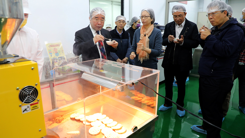 陳盈方副研究員介紹打樣中心服務及研發成果展示