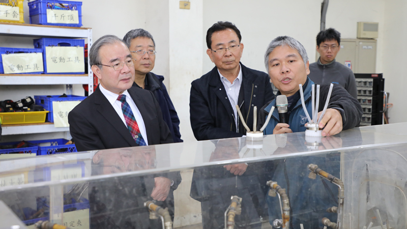 黃政龍副研究員展示智慧省工農機