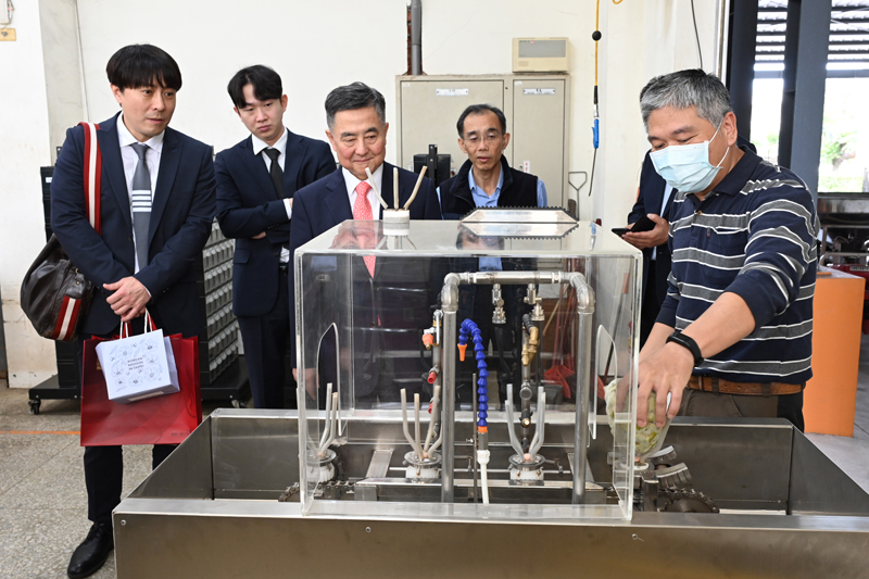 臺東農改場黃政龍副研究員展示省工農機