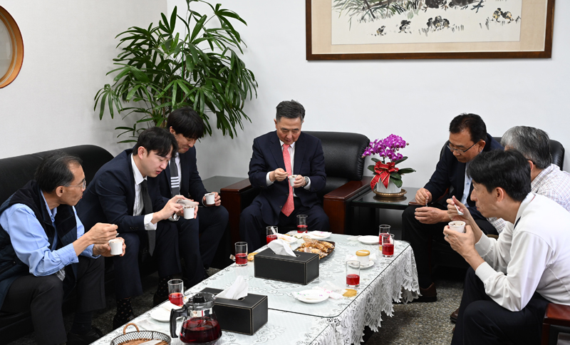 李殷鎬代表等來訪貴賓品嘗由臺東特色農產製成之加工產品