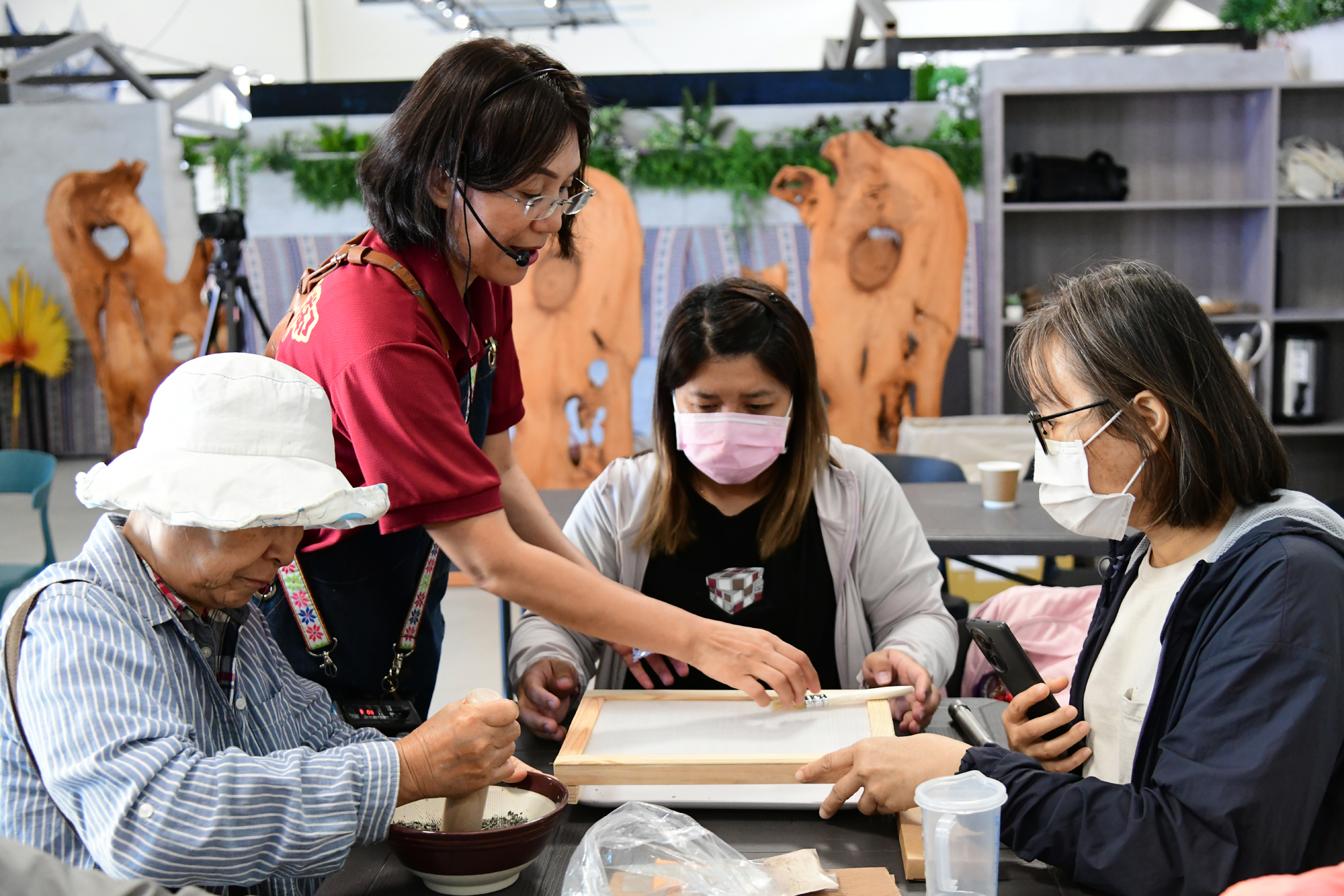 楊美玲園長帶領學員進行黃荊漫香農遊體驗示範 楊美玲園長帶領學員進行黃荊漫香農遊體驗示範
