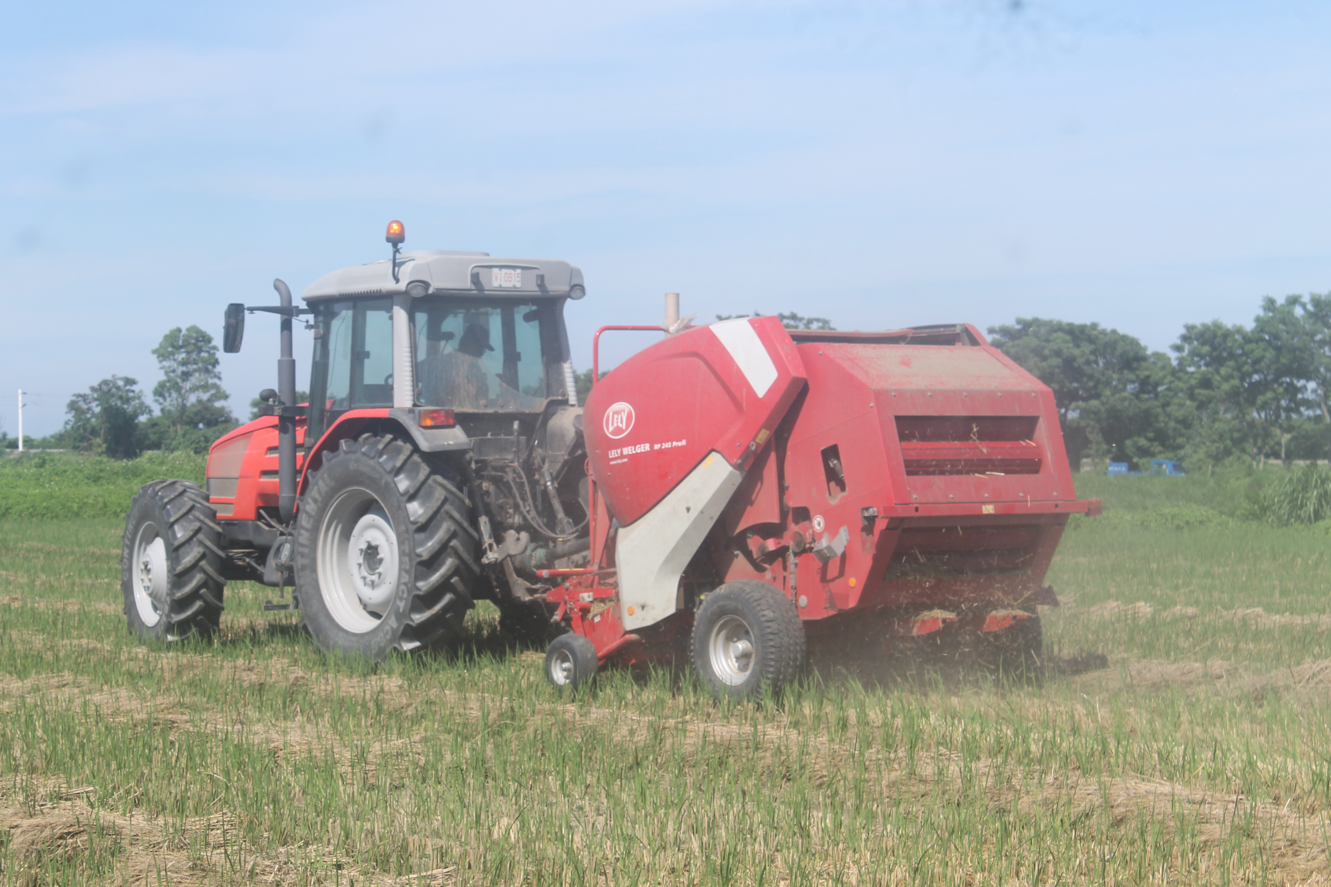 利用牧草打包機收集稻草，加速稻草堆肥製作