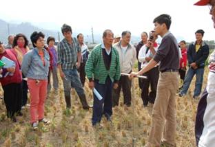 水稻合理化施肥觀摩會示範土壤採樣情形
