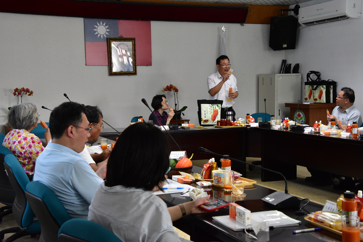 陳場長介紹說明木虌果產品之多元化應用