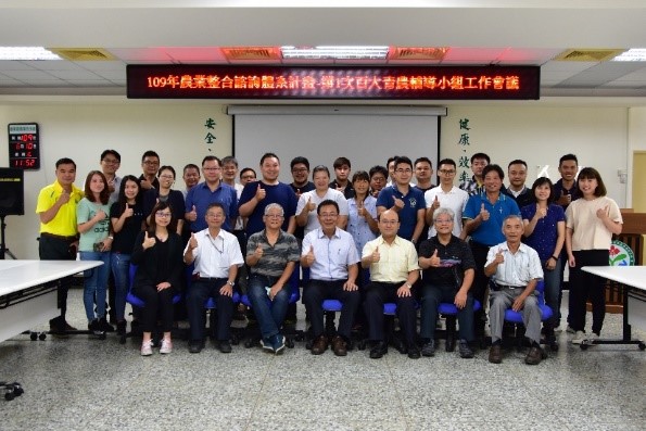 青年農民與輔導小組合影留念