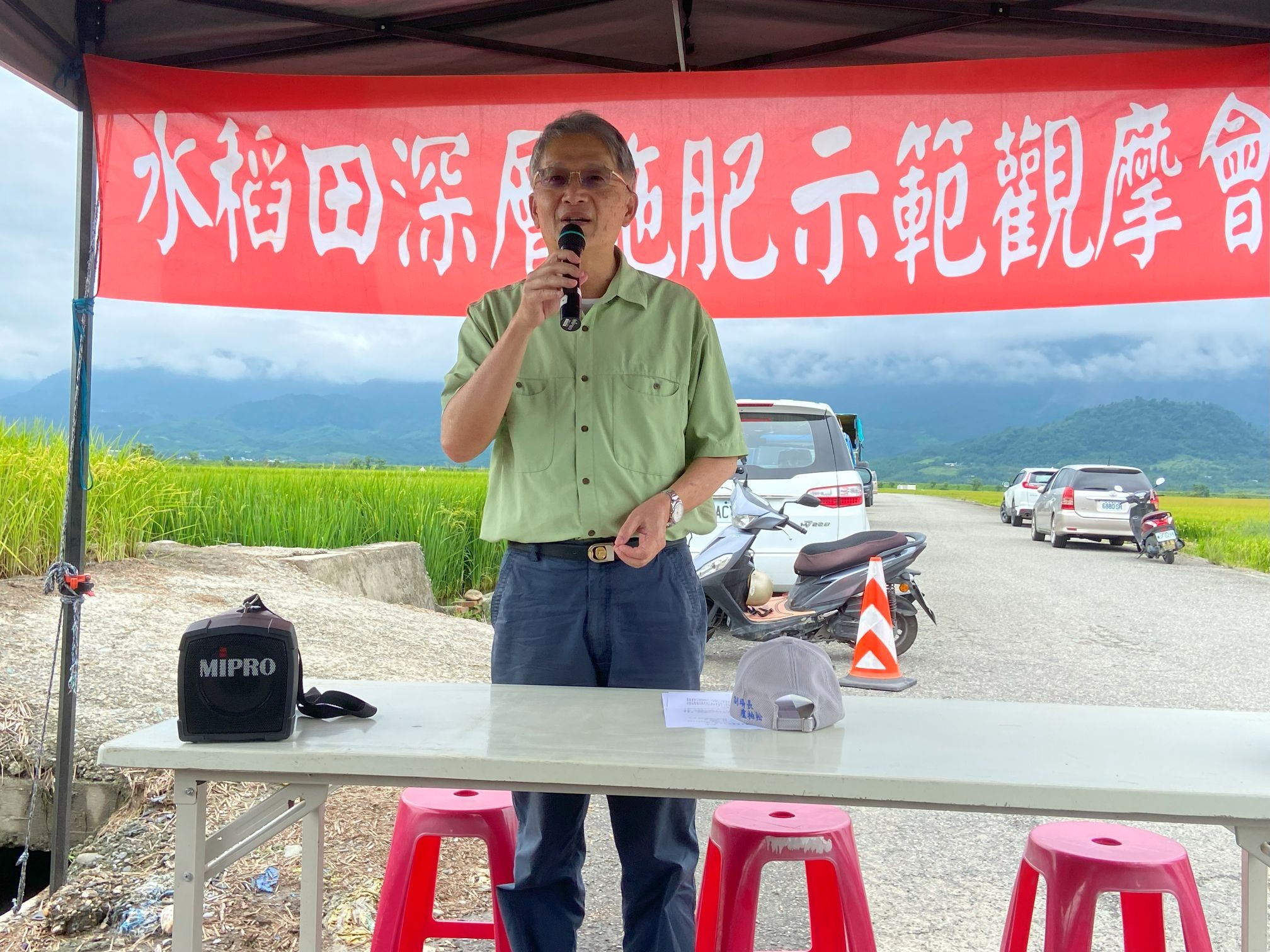 臺東場盧柏松副場長主持水稻田深層施肥示範觀摩會