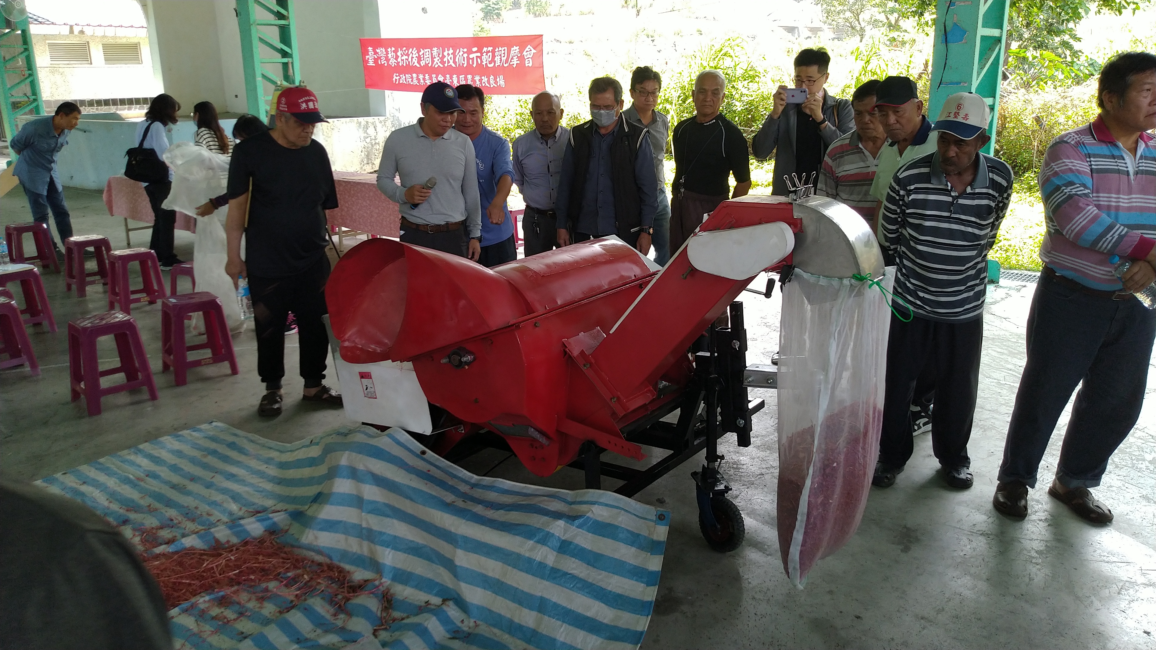 Associate researcher Huang Zheng-long demonstrates djulis husking.