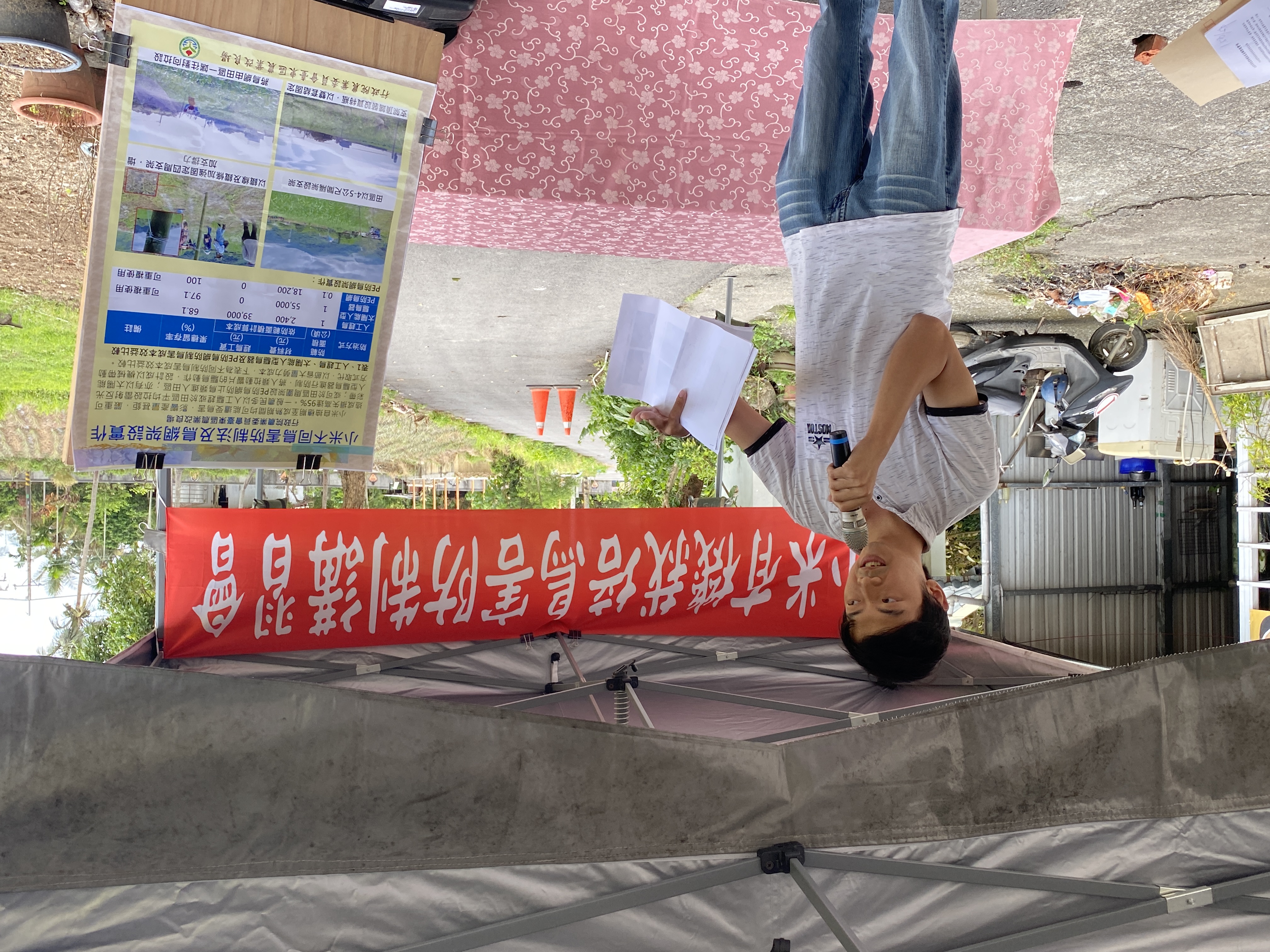 Assistant researcher Huang Li-zhong explains key points on bird damage prevention for millet.