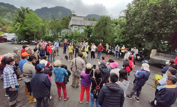 Fig. 3. Associate researcher Chen Yi-jun discusses the use of an air blow gun in controlling Anoplophora macularia.
