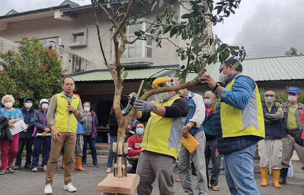 Fig. 4. A research team from the TTDARES demonstrates how the air blow gun works.